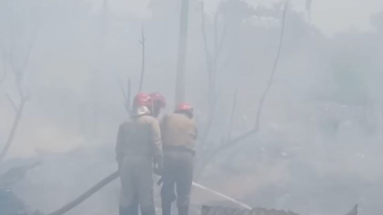 Massive fire in Delhi's Rohini slum, 400 huts destroyed to ashes