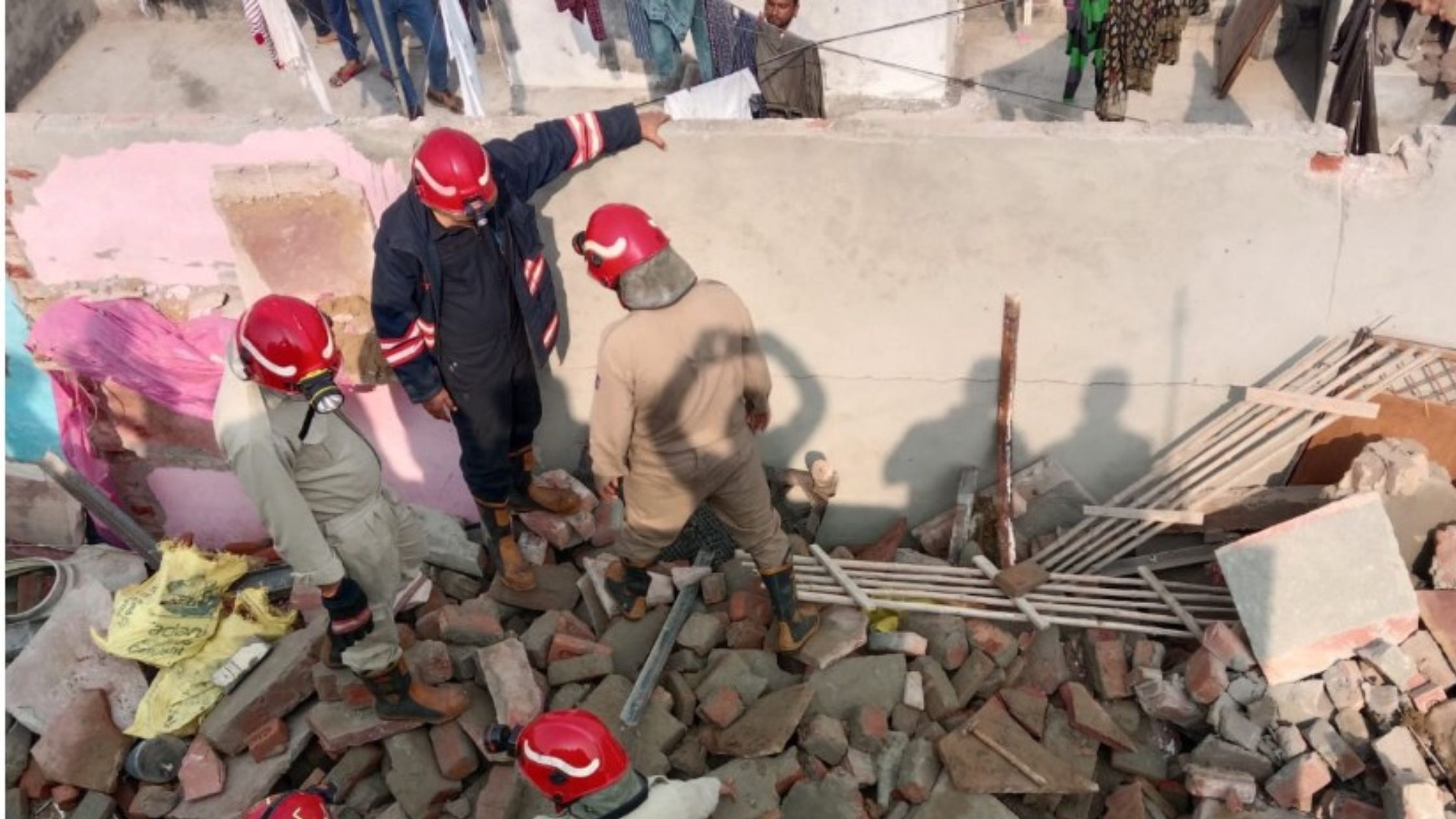 delhi-vivek-vihar-building-collapse-five-injured