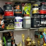 दिल्ली नजफगढ़ अवैध सप्लीमेंट रेड: एक्सपायरी व्हे प्रोटीन, प्रतिबंधित कैप्सूल और इंजेक्शन बरामद